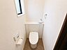トイレ：小窓付きの明るいトイレです！掲載写真はAIを使用し、一部不要物を除去しています。