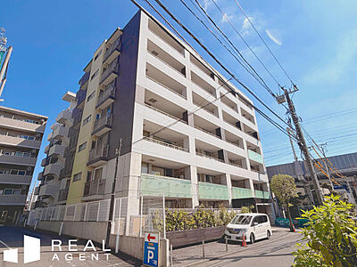 外観:青空に美しく映える外観デザインが、港北・大豆戸町の住宅街に上質な存在感を放ちます。 外観:青空に美しく映える外観デザインが、港北・大豆戸町の住宅街に上質な存在感を放ちます。