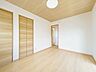 洋室：リフォーム済/2階西側洋室/6帖　フローリング重張、壁天井クロス張替、建具交換を行いました。
