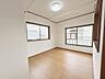 洋室：リフォーム済/2階南東側洋室/6帖　天井・壁クロスの張替、床フローリングの張替、ドア建具の交換、照明交換を行っております。