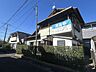 その他：前面道路含む外観写真。幅の広い平坦な舗装道路に面し、車の出し入れもしやすい静かな住宅地です。