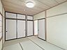 和室：リフォーム済/2階西側和室/6帖　和室は畳の表替え、天井・壁のクロスの塗装を行い、照明交換も行っております。