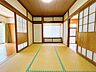 和室：1階和室／6帖／廊下と南側洋室、キッチンにアクセスできる和室です。