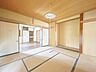 和室：現況販売中／1階中央和室／8帖／隣の洋室合わせてLDKとしてもお使いいただけます。寒い季節はこたつで暖まりたいですね。