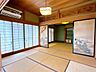 和室：現況販売中/南西側和室/6帖隣り合う和室は、襖を開ければ一体の広々空間として利用できるのが魅力です。お子様の遊び場や来客時の客間、ご家族のくつろぎスペースなど用途はさまざま。暮らしに合わせて使い方を…