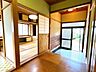その他：現況販売中/廊下ゆとりある広い廊下は、住まい全体に開放感をもたらします。家具の搬入や日々の移動もスムーズで、圧迫感の少ない快適な動線を確保。空間にゆとりがあることで、上質で落ち着いた住環境を演出。