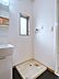 洗面：現況販売中/洗濯機スペース洗面台の横に洗濯機置場を配置。洗濯から身支度までの動線がスムーズで、毎日の家事効率を高めます。洗濯用品の管理もしやすく、使い勝手の良い空間です。
