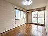 洋室：【洋室】2階6帖の洋室です。大きな窓から光が差し込み、明るいお部屋です。壁・天井はクロスを張替え、フローリングは重ね張りをします。