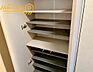 収納：玄関には収納力のあるシューズボックスが完備♪（※居住中のためAI加工で家具等をけしています）