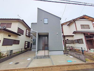 外観：〜Exterior〜  閑静な住宅地で子育て家族にピッタリ。  毎日のお散歩も快適な緑に恵まれたエリアで、自然に包まれた穏やかな暮らしを実現するための、ゆとりある住環境が整っています。