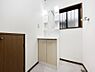 その他：～Dressing Room～　明るく清潔感溢れるパウダールーム。毎日使う場所だからこそ、快適な空間となっております。シャンプードレッサーを採用しておりますので、朝シャンも手軽に出来ます。