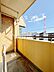 バルコニー：～Balcony～　南向きのバルコニーの前には雲以外に太陽を遮るものがありません。お洗濯物も乾きやすく、何より明るく気持ちのいい光が入ってきます。使いやすく開放的なバルコニーです♪