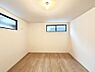 室内：◆1号棟◆～Bed Room～　木の温もりがやさしいフローリングは安らぎをもたらすプライベート空間。明るめのフローリングですので、壁紙ともマッチし、お部屋を更に広く見せてくれる効果も。
