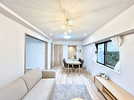~Living~ ここにはみんなが集い、食事と楽しい会話が始まる。話に夢中になりすぎて、ついつい時を忘れ夜半過ぎになってしまう。そんな束の間の幸せを感じさせてくれる場所でありたい。