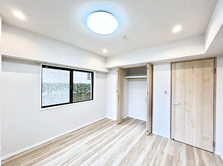 ~Bed Room~ 全居室に収納クローゼットを完備!普段使いのお洋服や小物はもちろん、季節物のお洋服などもしっかりと整理整頓おしまい頂けます。居室空間をより広く使用でき、お部屋を有効活用いただけます