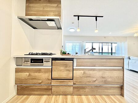～Kitchen～　会話が弾むリビング、料理が愉しくなるキッチン。家は、ただ生活する場ではなく、暮らしを愉しく、快適にする場所。笑顔の毎日、安らぎの日々のために、最新の設備・仕様を採用。