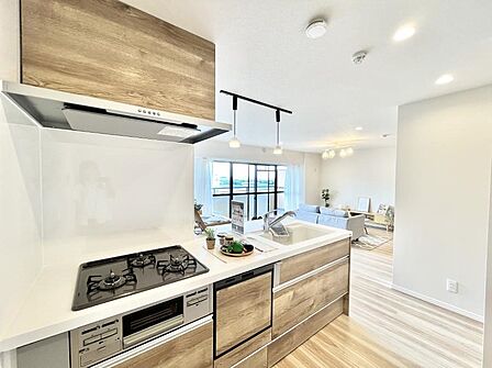 ～Kitchen～　毎日使う場所だからこそ、使い勝手を考慮しました。ゆったりとしたキッチンコーナーは質感豊かな仕上がりとなっております。広々としたスペースでストレスなくお料理をお楽しみいただけます♪