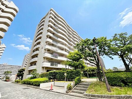 ～Exterior～　閑静な住宅地で子育て家族にピッタリ。毎日のお散歩も快適な緑に恵まれたエリアで、自然に包まれた穏やかな暮らしを実現するための、ゆとりある住環境が整っています。