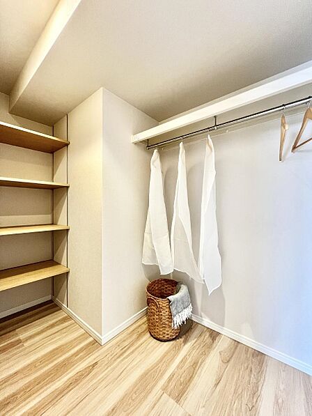 ～Walk-in Closet～　必要なものやコーディネートを一覧して確認でき、身支度や準備が短時間で済むウォークインクローゼットを設置しました。家の中をすっきりとさせる便利な収納スペースです。