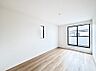 室内：～Bed Room～　バルコニーからの採光で朝もスッキリ目が覚めそうですね！穏やかな光が差し込む室内には、穏やかな時間が流れます。休日には、落ち着いた空間で自分の趣味を楽しむのはいかがですか。