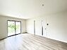 室内：◆C号棟◆～Living～　飽きの来ないシンプルでおしゃれなLDK。大きな窓から日差しが差し込むので室内も明るく、家族の憩いの場としてピッタリです。開放感と日当たりの良さを是非ご覧ください！