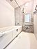 浴室：～Bath Room～　ゆったりと足を伸ばして入浴することが可能！一日の疲れを癒す貴重なバスタイムです。お子様とご一緒でも十分な広さなので、リビングとは違った家族団欒のひと時をお楽しみいただけます。