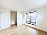 室内：～Bed Room～  「今日も一日お疲れ様」とご夫婦でゆったりくつろげる寝室。  毎日の家事やお仕事に疲れた日はフカフカのベットで癒されてください。テレビや本棚をおいても快適な広さが自慢♪