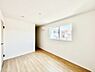 室内：～Bed Room～　部屋数が多いのが戸建てのメリットです。ご家族が増えたことで手狭に感じていた住まいも戸建てでは各居室プライバシーを保つことができます。住まいにゆとりが生まれ心もリラックスできます♪
