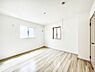 室内：～Bed Room～  「今日も一日お疲れ様」とご夫婦でゆったりくつろげる寝室。  毎日の家事やお仕事に疲れた日はフカフカのベットで癒されてください。テレビや本棚をおいても快適な広さが自慢♪