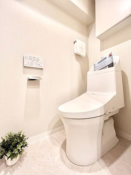 明るく清潔感のあるトイレです。