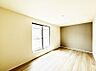 室内：～Bed Room～  「今日も一日お疲れ様」とご夫婦でゆったりくつろげる寝室。  毎日の家事やお仕事に疲れた日はフカフカのベットで癒されてください。テレビや本棚をおいても快適な広さが自慢♪