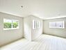 室内：◆2号棟◆～Living～　豊かな陽光がこの場所を照らしだす。光溢れるこの空間はみんなの笑顔が集う場所、時を忘れ、つきることのないたわいもない会話を楽しむ時間、たくさんの思いが綴られる場所。  