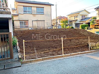 外観：〜Exterior〜　閑静な住宅地で子育て家族にピッタリ。  毎日のお散歩も快適な緑に恵まれたエリアで、自然に包まれた穏やかな暮らしを実現するための、ゆとりある住環境が整っています。  