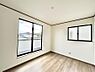 室内：◆2号棟◆〜Bed Room〜　2面採光を確保した明るい室内は、風通しも良く、大変居心地の良い空間となっております。爽やかな風を感じて起きる朝は、快適生活の始まりに！日当たりや通風がとても良い住まい♪