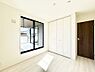 寝室：〜Bed Room〜　バルコニーからの明るい日差しが差し込みます。日照に恵まれたお部屋。柔らかい自然光で朝目覚める暮らしが送れるだろう。また、機能的な収納を配置して、片付いた空間も実現出来そう。