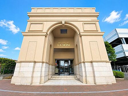 【外観】隅田川に面し、陽当たり良好な明るいクリーム色を基調とした外観が特徴のマンションです。