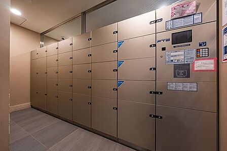 【宅配ボックス】不在時にも荷物が受け取れる宅配BOX付。共働きのご夫婦や、外出の多いご家族に便利です。