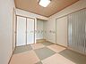 和室：客間や寝室、お子さまの遊び場、在宅ワークにも活躍する万能な和室。落ち着きある空間として使いやすく、暮らしの幅を広げてくれます。