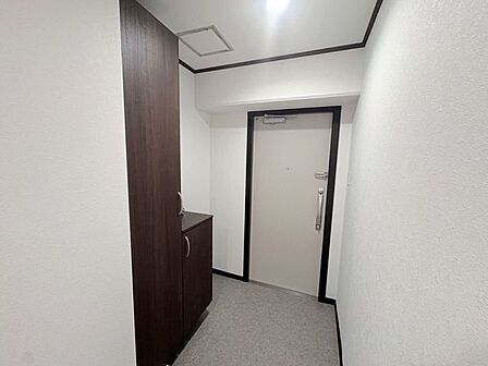 \住まいの第一印象を彩る玄関/ゆとりある空間設計で、家族の「いってきます」と「ただいま」を心地よく迎えます。収納力も備え、すっきりとした玄関を保てます。