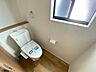 室内：温水洗浄機付トイレです。節水機能もあるので、安心して使えますね。もちろん、1階2階の2ヶ所にトイレがあるので、忙しい朝にもゆとりができますね。