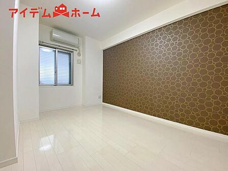 明るい寝室で心地のいい朝を迎えられそうです。 大きな窓からたっぷりの日差しが降り注ぐ明るい室内。