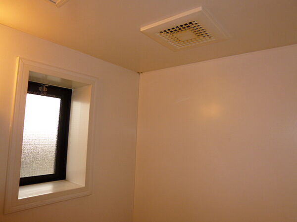 画像13:浴室窓・換気扇