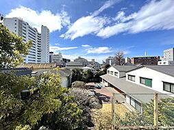 眼前には低層の建物が多いので見晴らしも良く、緑も豊かで広い空も仰げる眺望です。