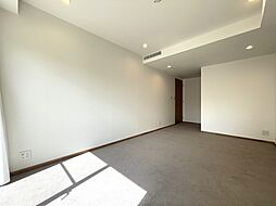 南向きの採光があり、明るく心地の良い洋室です。ウォークインクローゼットを備え、大型ベッドまたは、シングルベッドが2台置ける広さがあり、主寝室にもおすすめです。