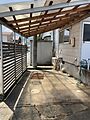 建物横の屋根付...