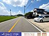外観：周囲は車通りも多くないのでお車の出し入れも無理なく行えます♪