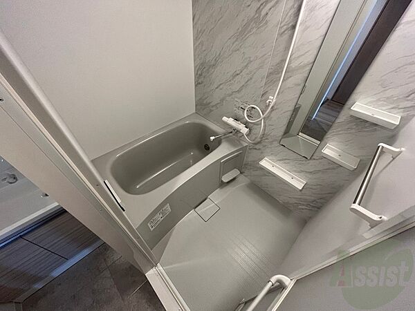 浴室：お風呂です。広々したバスでゆっくりくつろげます。