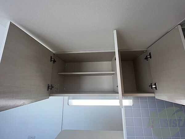 画像22:キッチン上部の棚に台所用品や食器などを入れることができます。