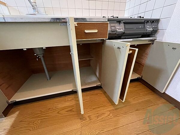 画像23:キッチン下の収納はこちら。食器などを収納できます。