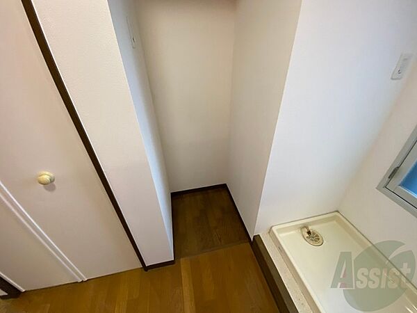 画像23:キッチン後ろには冷蔵庫を置けるスペースがありますね。